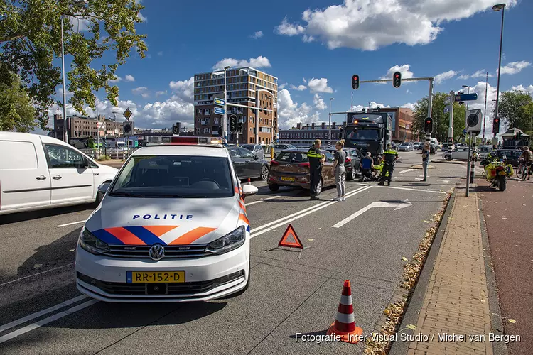 Kop-staart aanrijding voor de Prinsenburg in Haarlem