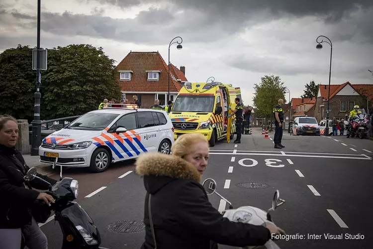 Hulp voor vrouw op brug op de Kruistochtstraat in Haarlem