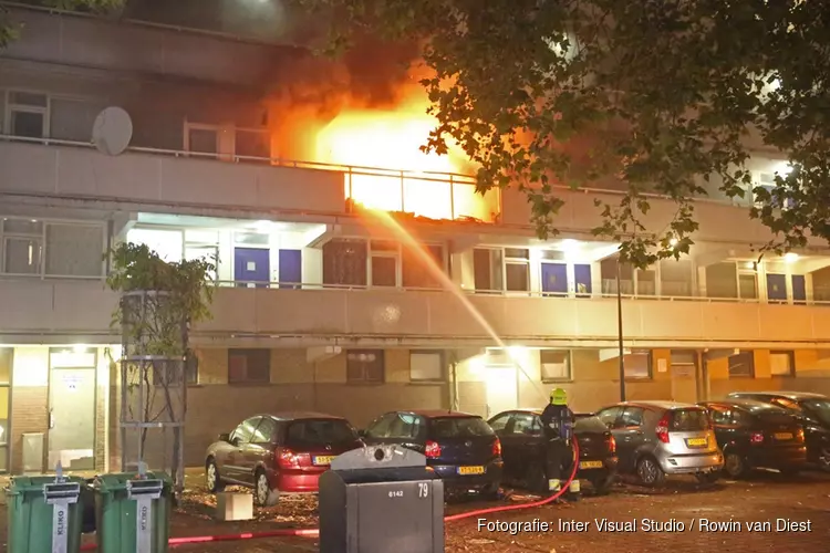 Dode bij grote uitslaande brand door explosie in flat