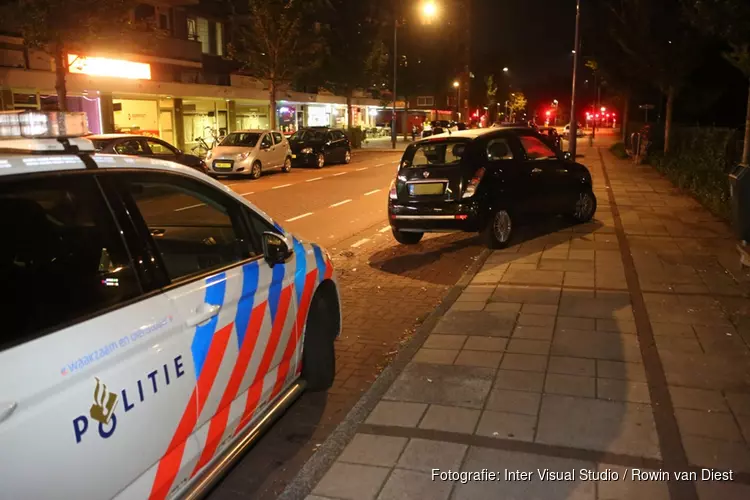 Automobiliste rijdt tegen geparkeerde auto en en gaat er vandoor