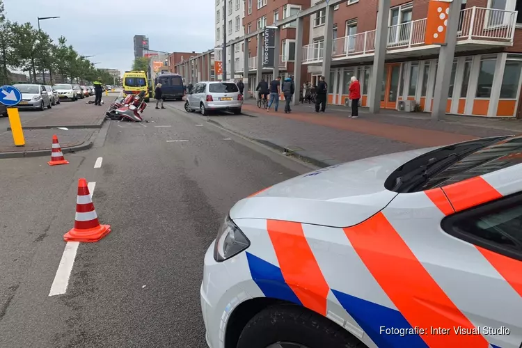 Grote motorfiets tegen kleine auto