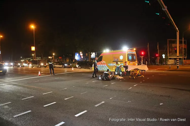 Fietsster gewond bij aanrijding met auto op Schipholweg