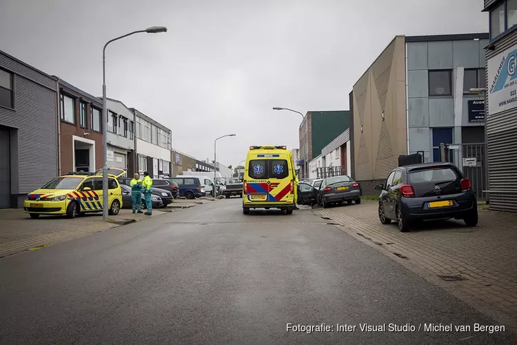 Automobilist botst tegen geparkeerde auto&#39;s, rijbewijs ingenomen