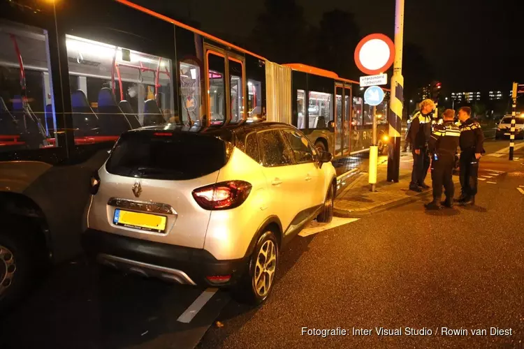 Lijnbus en auto in aanrijding