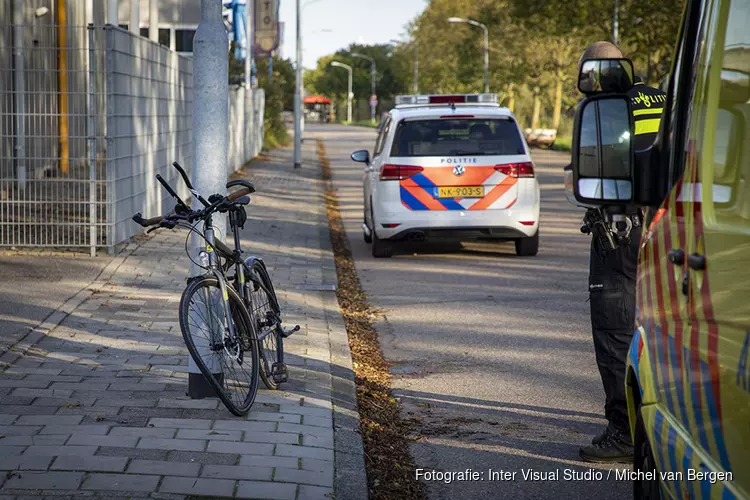 Fietser mist tanden na botsing tegen stilstaande auto