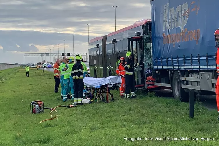 A5 naar Haarlem afgesloten na aanrijding bus en vrachtwagen