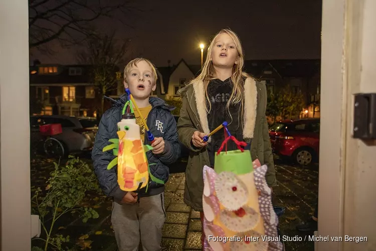 Kinderen zingen voor snoep met Sint Maarten in Haarlem