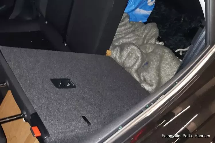 Politie bevrijdt hond uit afgesloten kofferbak in Haarlemse garage