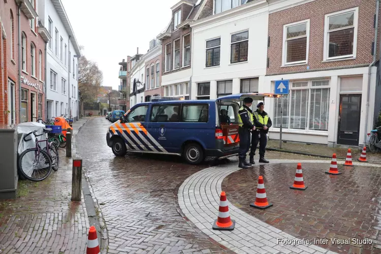 Straat afgezet in Haarlem, marechaussee doet onderzoek