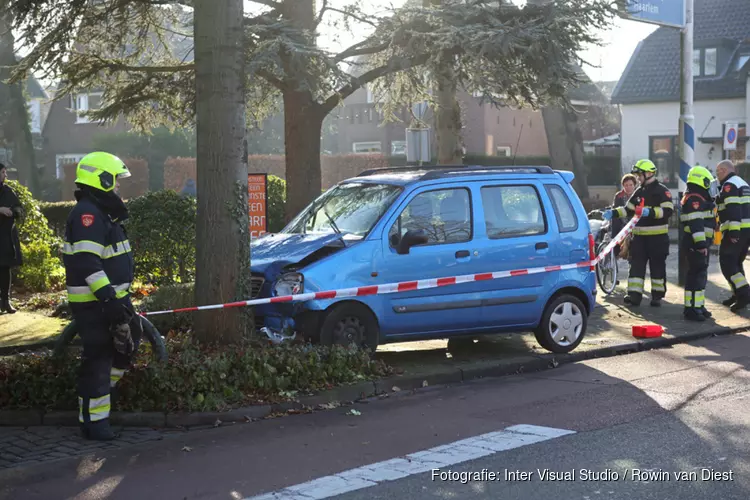 Automobilist botst tegen boom in Heemstede