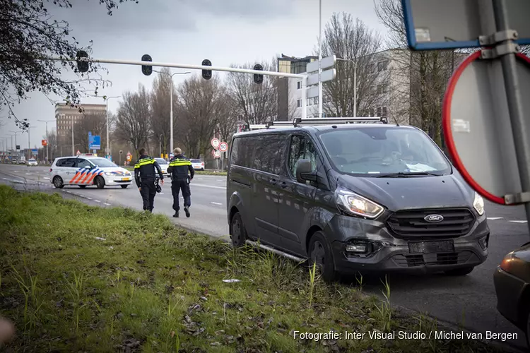 Busje botst achterop op Porsche