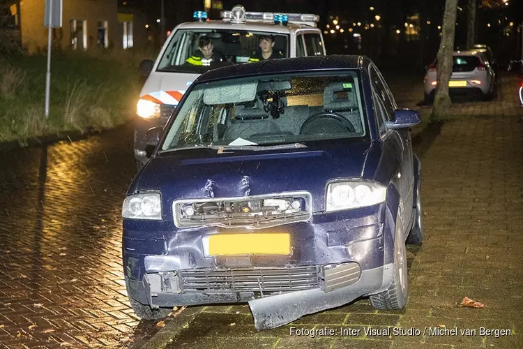 Auto tegen boom in de Venkelstraat in Haarlem