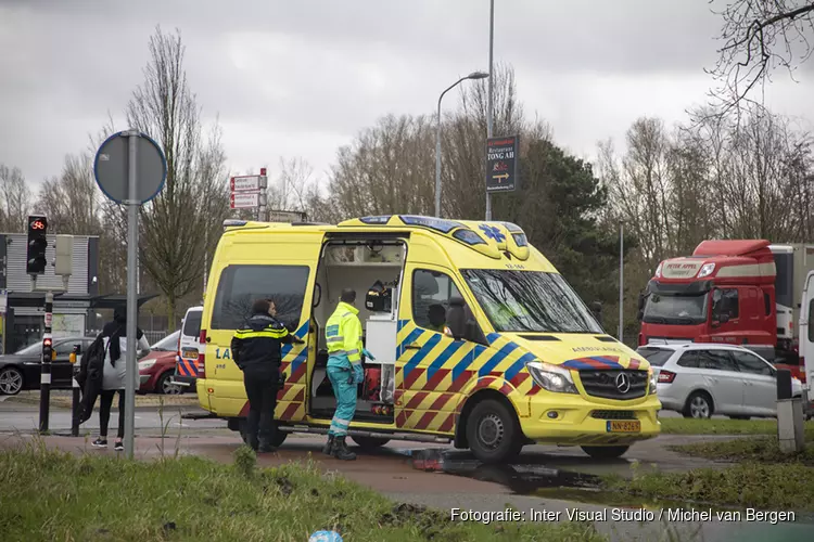 Auto en busje op elkaar op de Westelijke Randweg in Haarlem