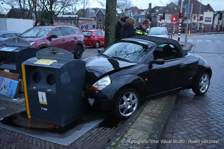 Auto botst tegen ondergrondse vuilcontainer na botsing