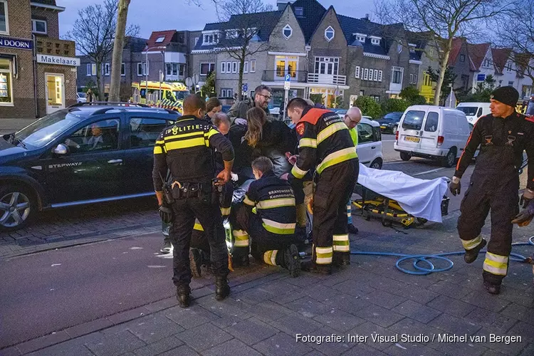 Brandweer knipt wiel kapot om voet los te maken