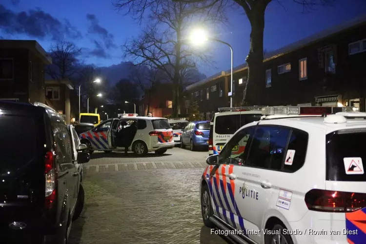 Agenten in kogelwerende vesten houden verdachte aan in woning Haarlem