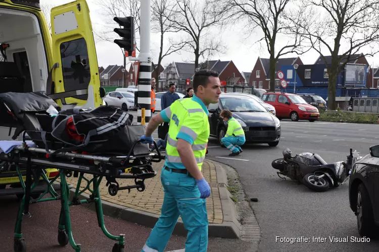 Vrouw gewond bij aanrijding scooter auto in Haarlem