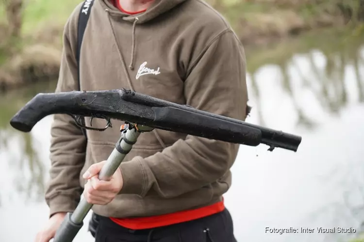 Magneetvissers vinden vuurwapen in Brouwersvaart