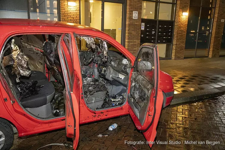 Auto in de brand gestoken aan de Freddie Oversteegenstraat in Haarlem