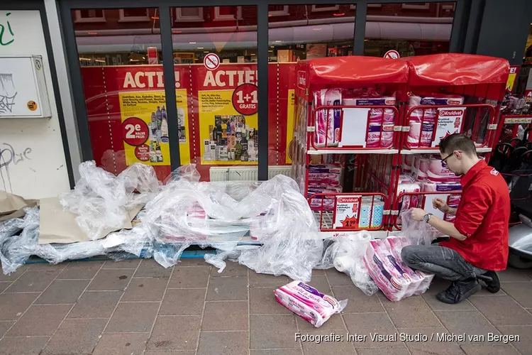 Pallets met WC rollen vliegen de winkel uit