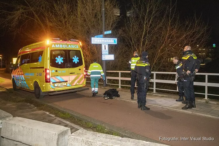 Vrouw te water langs de Schouwbroekerbrug in Heemstede