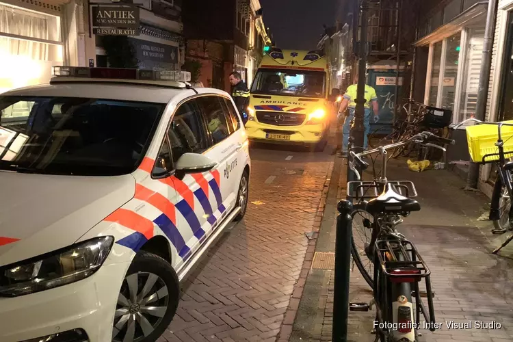 Frontale botsing tussen fietser en scooterrijder