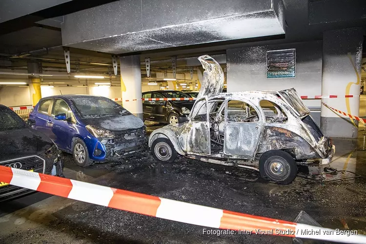 Auto uitgebrand in Raaks parkeergarage