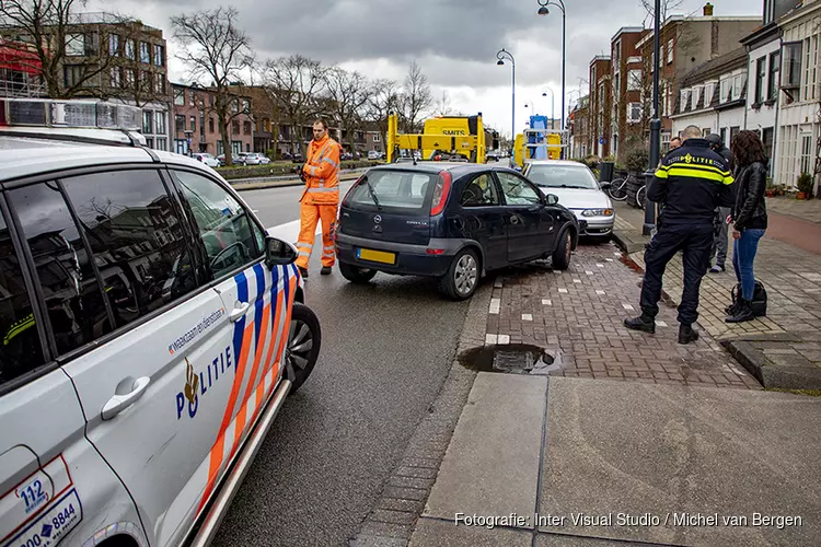 Afgesneden automobilist botst tegen geparkeerde auto