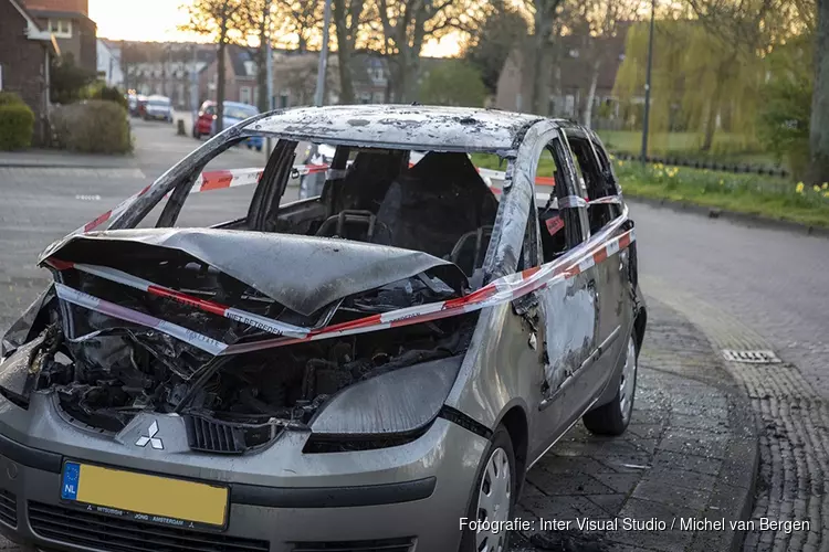 Weer autobrand in Haarlem, dit keer op de Zomerkade