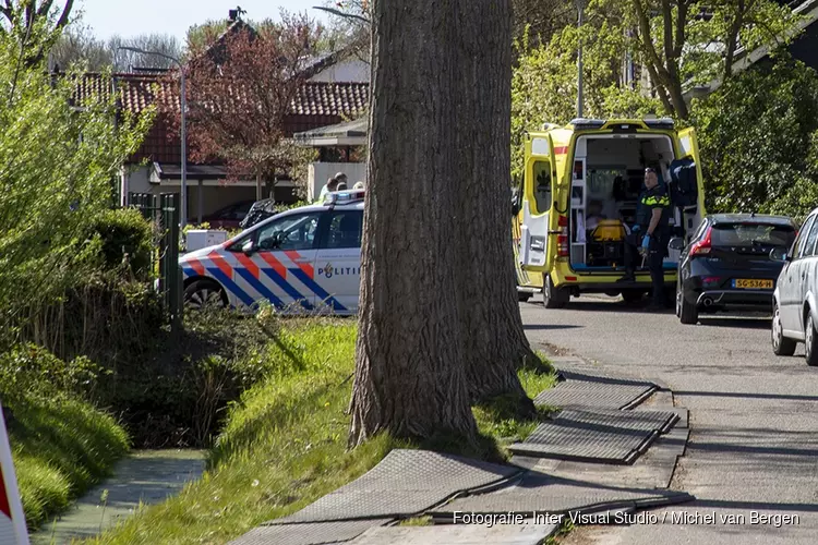 Meerdere personen te water op de Noord Schalkwijkerweg in Haarlem