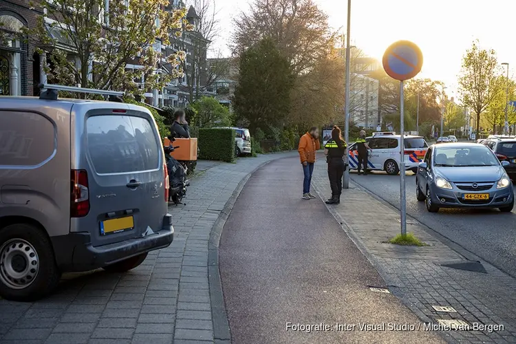 Maaltijdbezorger remt te laat en botst op busje