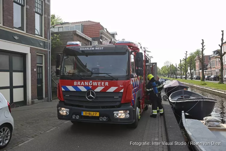 Brandje op dak van woning aan de Brouwersvaart