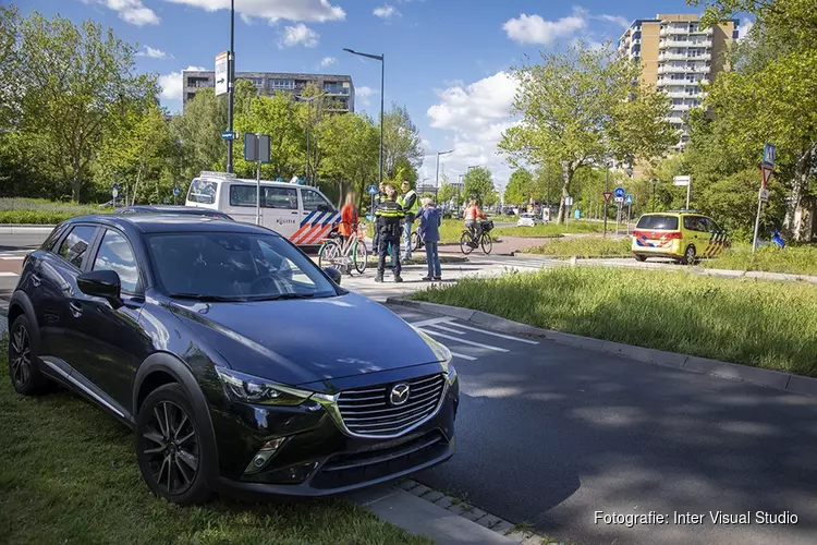 Fietser geschept door afslaande auto op de Groningenlaan