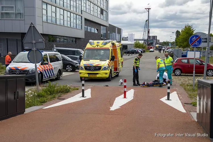 Lelijk beenletsel voor scooterrijder die tegen paal op brug botst