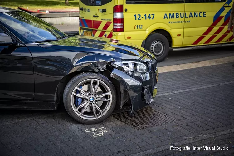 Scooter botst op afslaande auto op de Leidsevaart