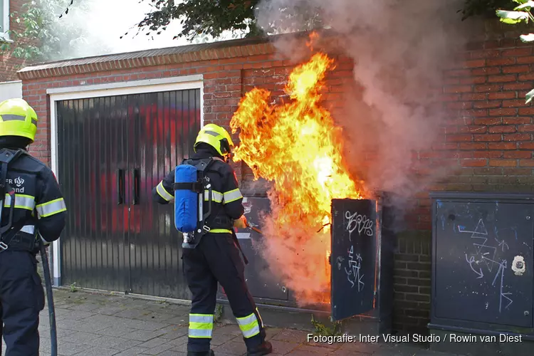 Metershoge vlammen uit Ziggo wijkkast, buurt zonder internet en tv