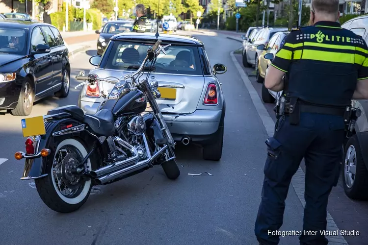 Motor botst op remmende auto op de Verspronckweg