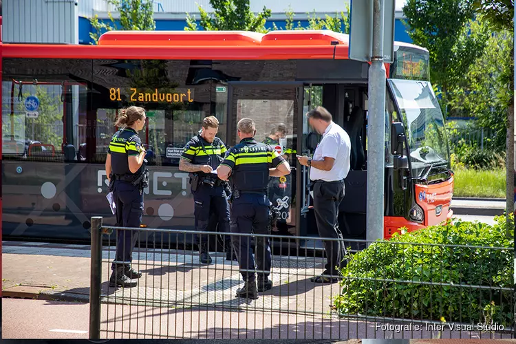 Invoegende auto en bus in botsing op de Oudeweg in Haarlem