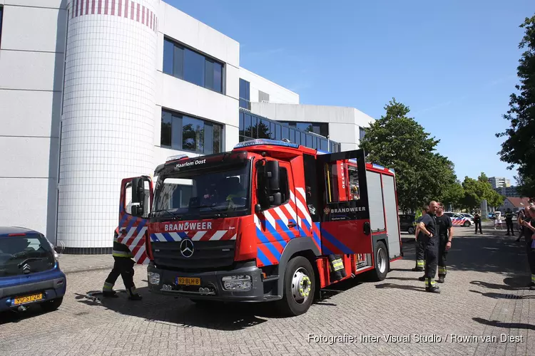 Brand in trappenhuis Haarlem, drie personen in ambulance nagekeken