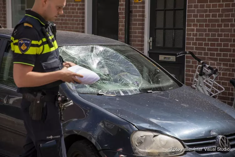 Forse schade aan auto na botsing met scooter in Haarlem