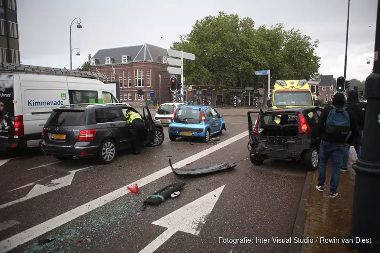 Drie auto&#39;s betrokken bij ongeluk Haarlem, één persoon in ambulance nagekeken