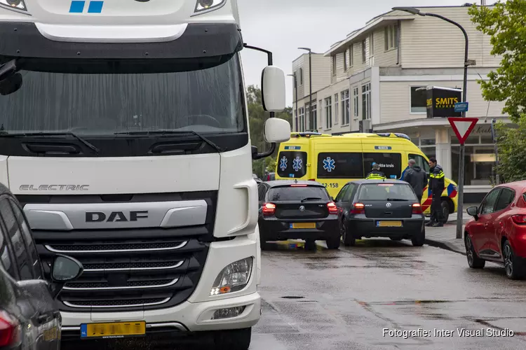 Fietsster geschept door afslaande vrachtwagen op de Rijksstraatweg