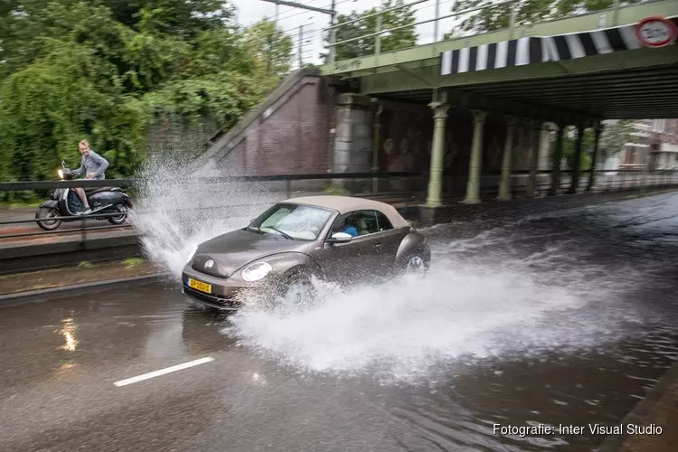 Wateroverlast door hevige regenval in Haarlem