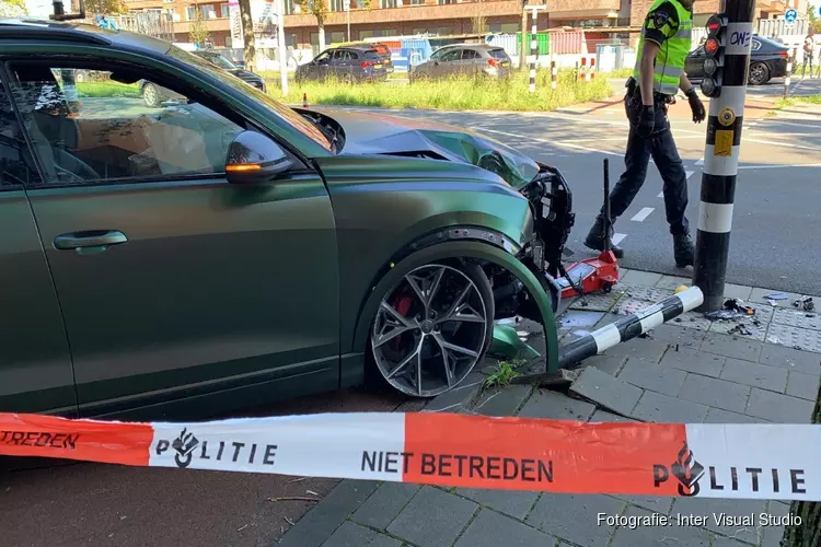 Op de Schipholweg in Haarlem een auto gecrasht na een politie-achtervolging