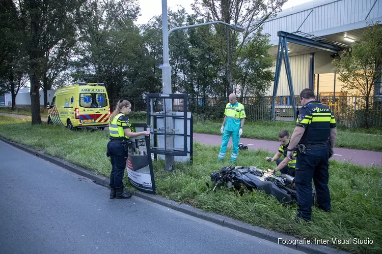 Motorrijder schiet van de weg en raakt reclamebord