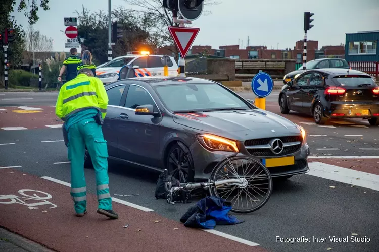 Fietsster gewond na aanrijding door auto in Haarlem