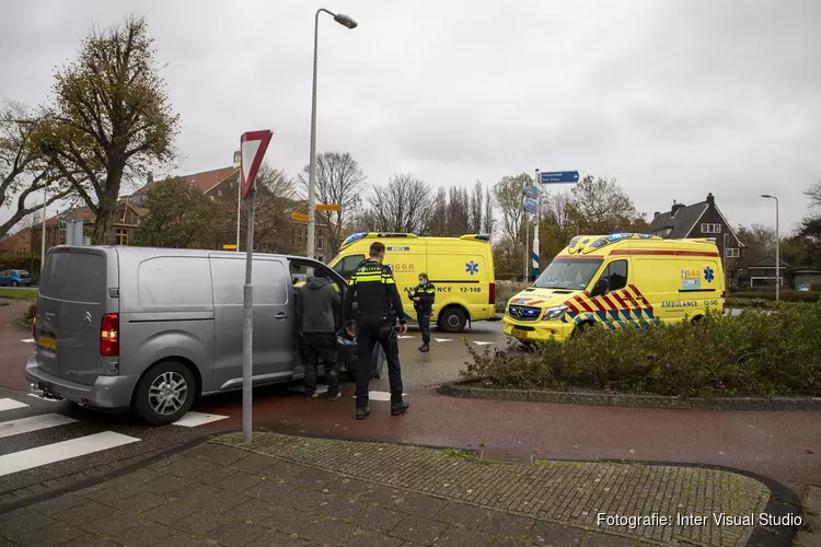 Fietser gewond na botsing met busje in Overveen