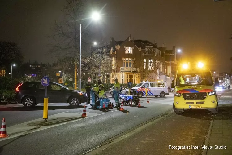 Scooterrijder gewond na aanrijding met auto in Haarlem