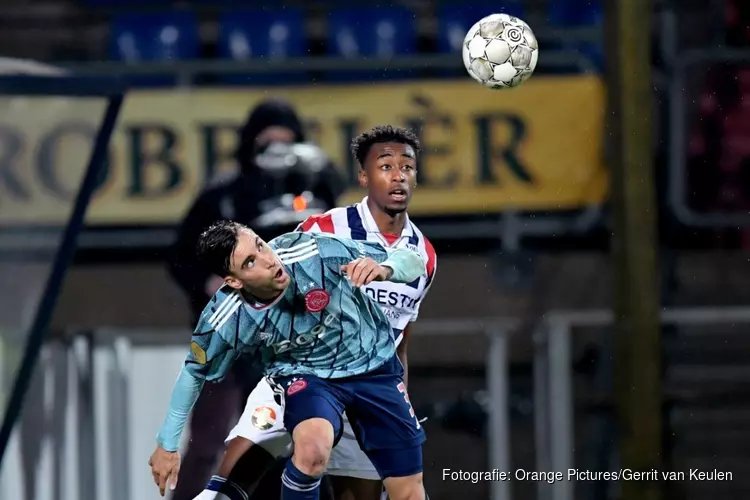 Ajax loopt schade op in Tilburg, maar pakt wintertitel