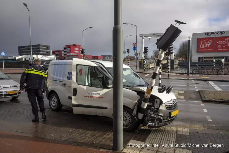 Bestuurder botst tegen verkeerslicht en weigert alle hulp